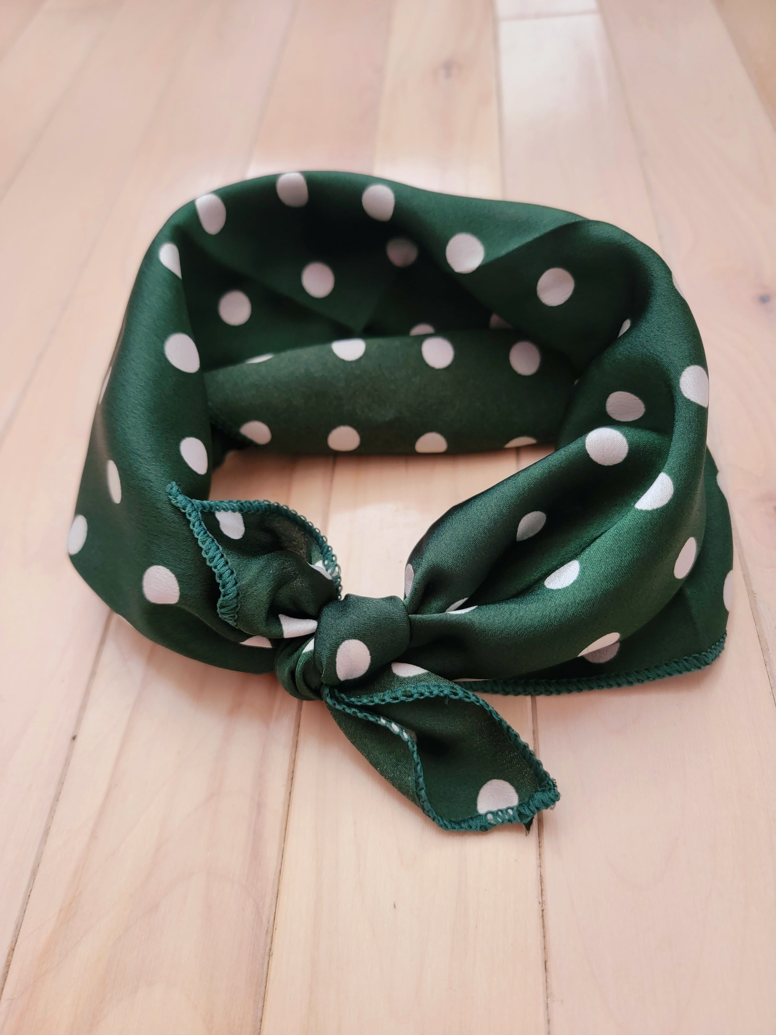 Foulard " Vert foncé et pois blancs"