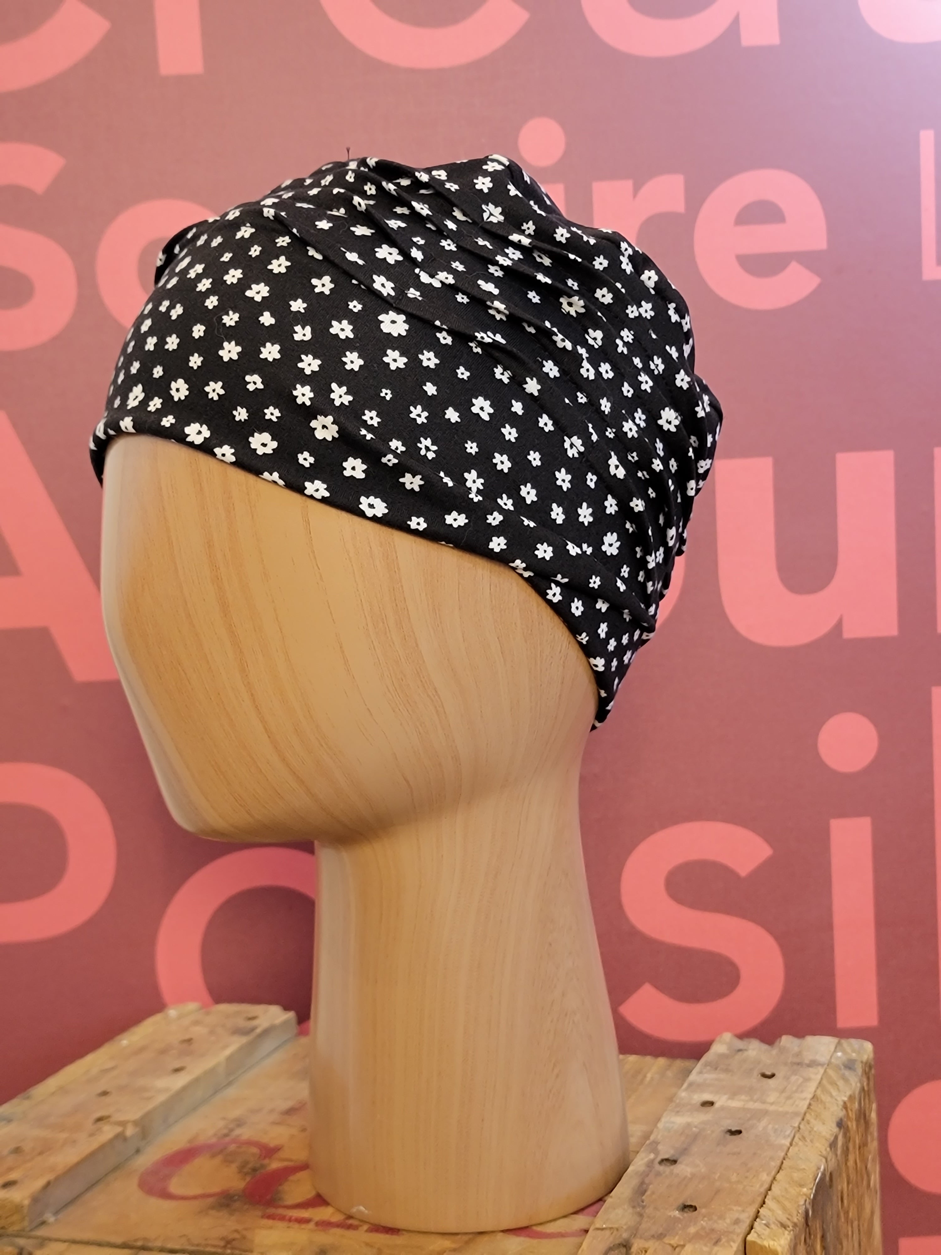Bonnet modèle Joséphine - Noir et fleurs blanches