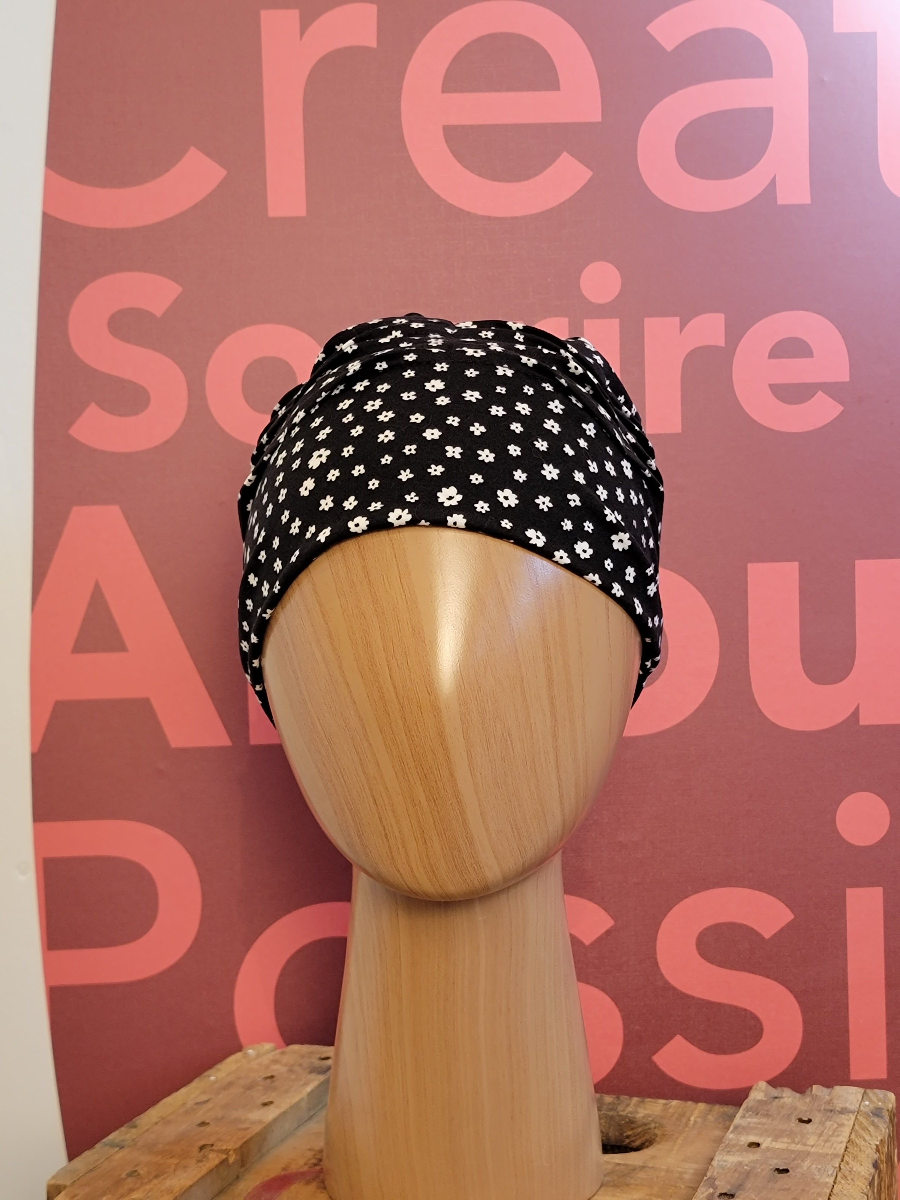 Bonnet modèle Joséphine - Noir et fleurs blanches