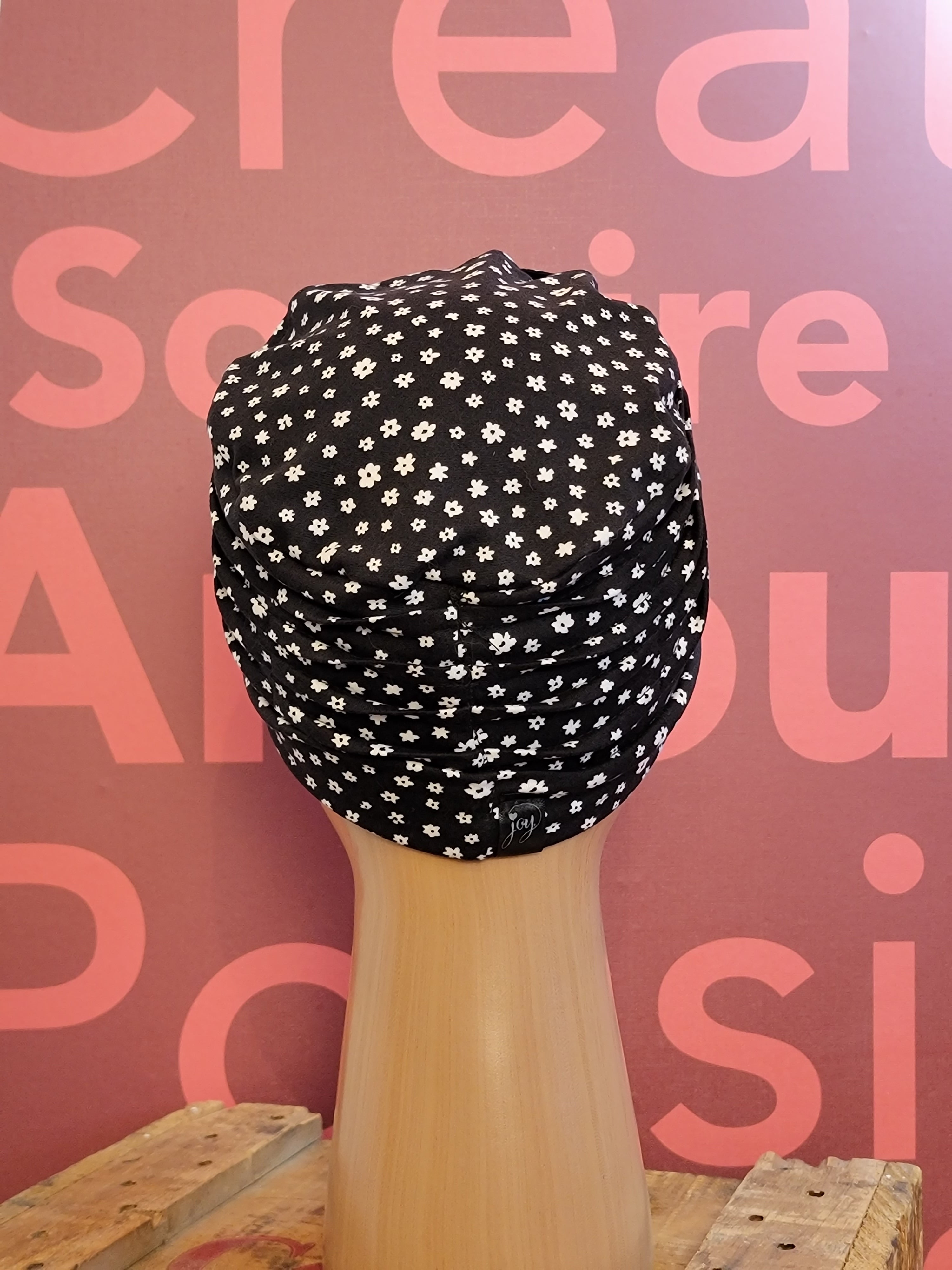 Bonnet modèle Joséphine - Noir et fleurs blanches