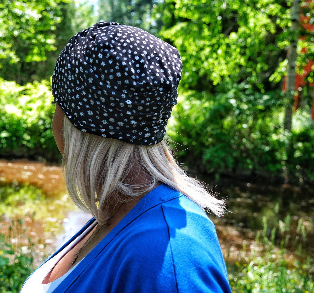 Bonnet modèle Joséphine - Noir et fleurs blanches