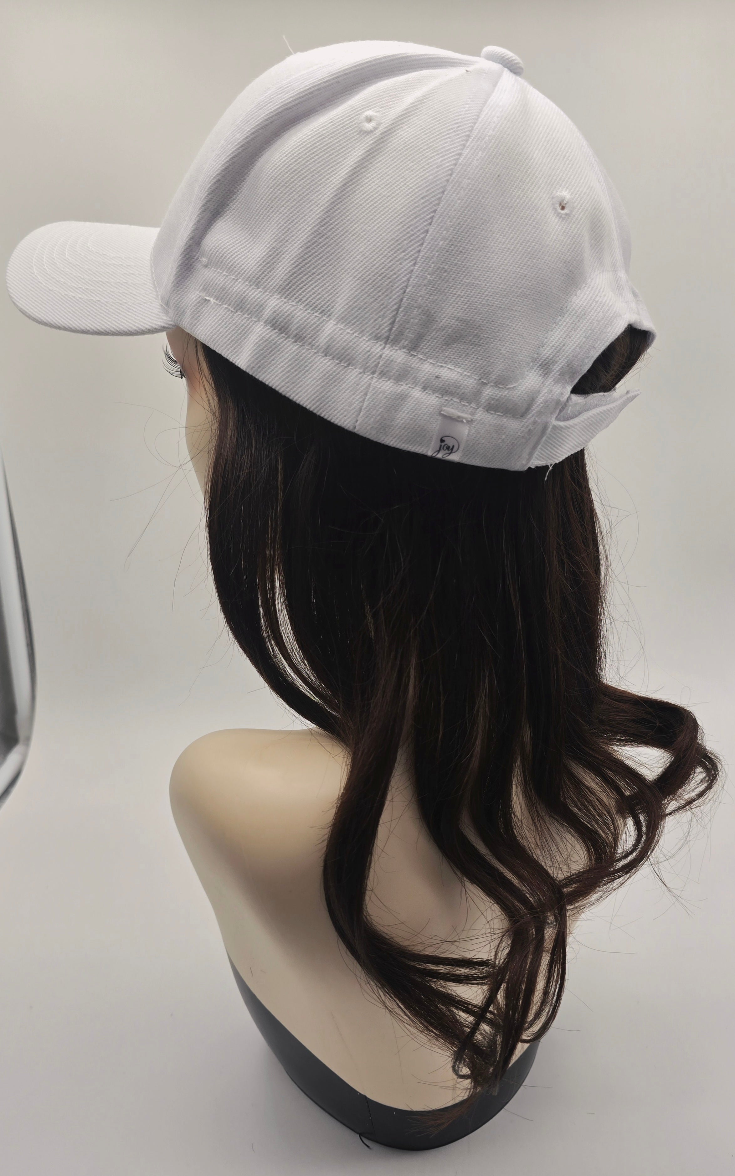 Casquette blanche avec cheveux naturels bruns foncés