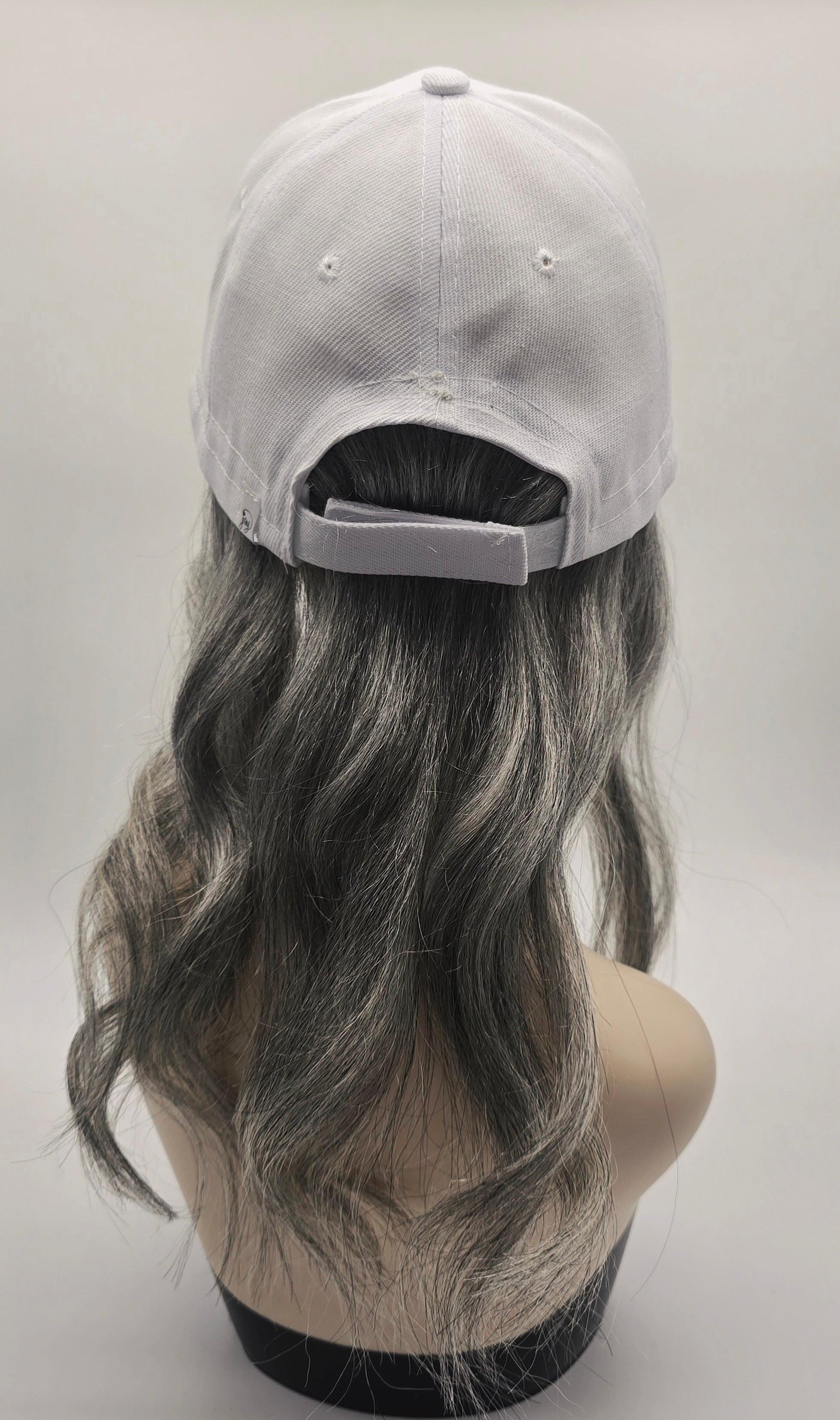 Casquette blanche avec cheveux naturels gris