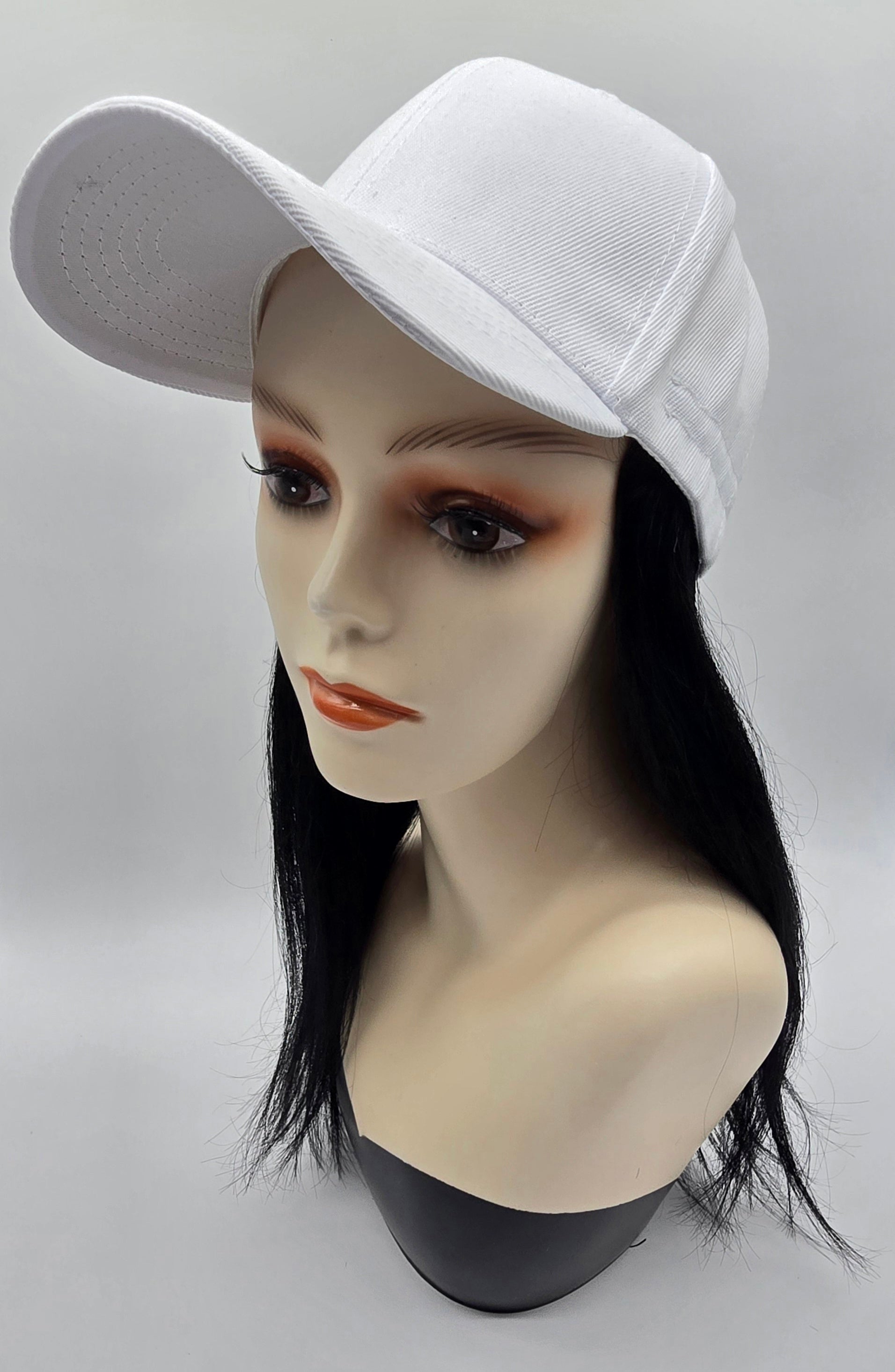 Casquette blanche avec cheveux naturels noirs