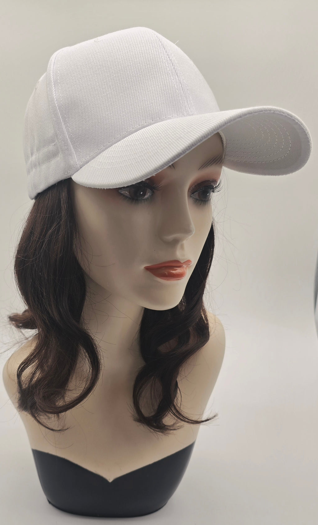 Casquette blanche avec cheveux naturels bruns foncés