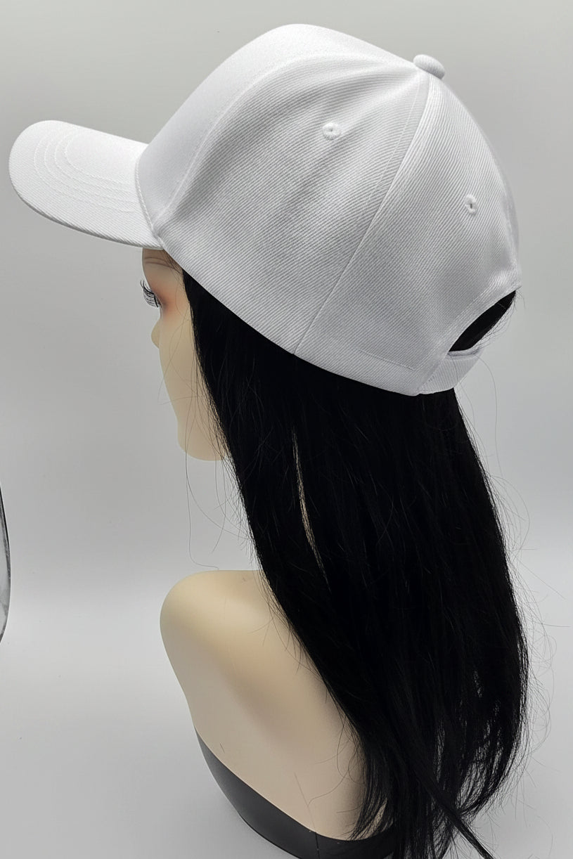 Casquette blanche avec cheveux naturels noirs