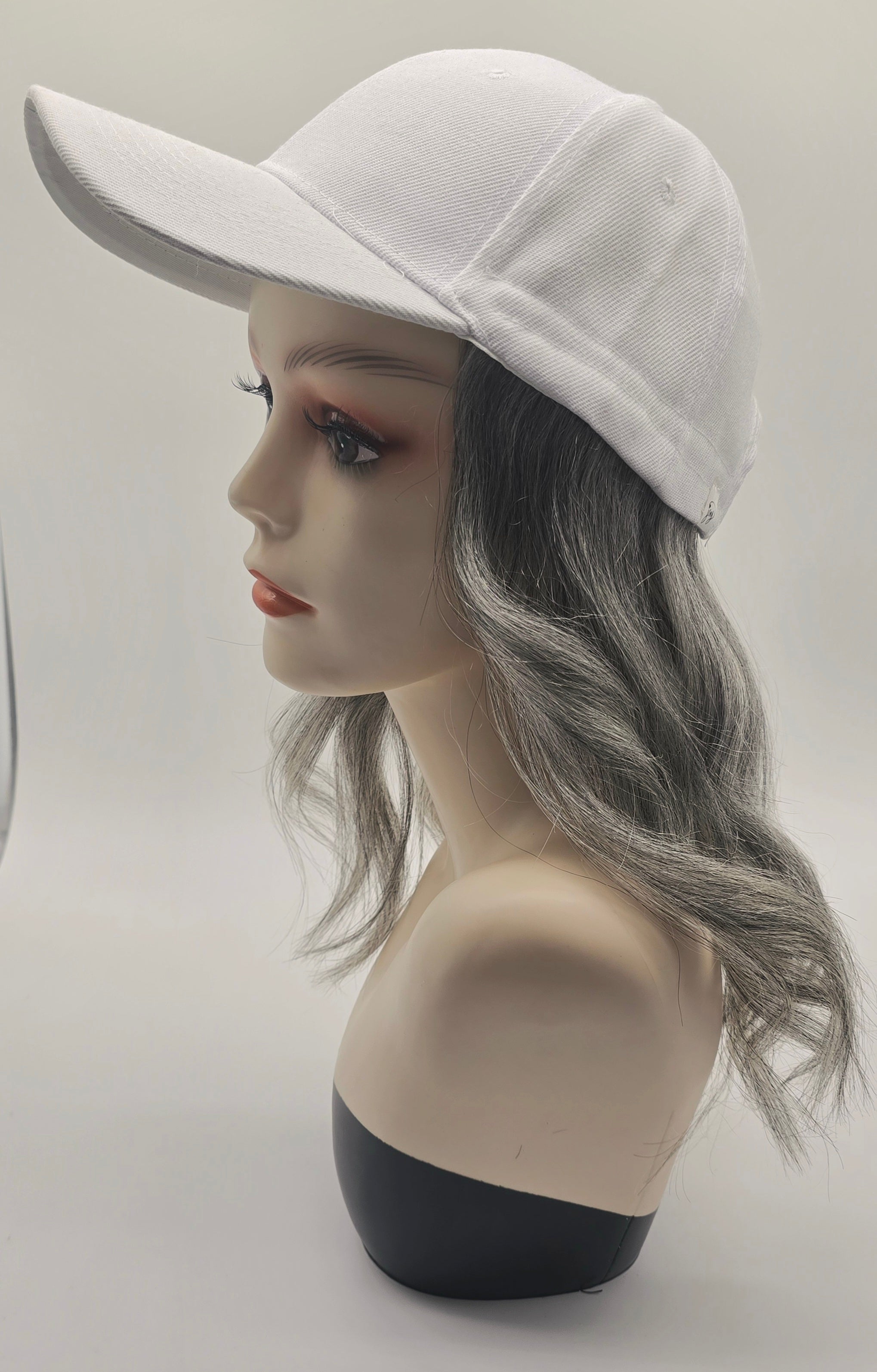 Casquette blanche avec cheveux naturels gris