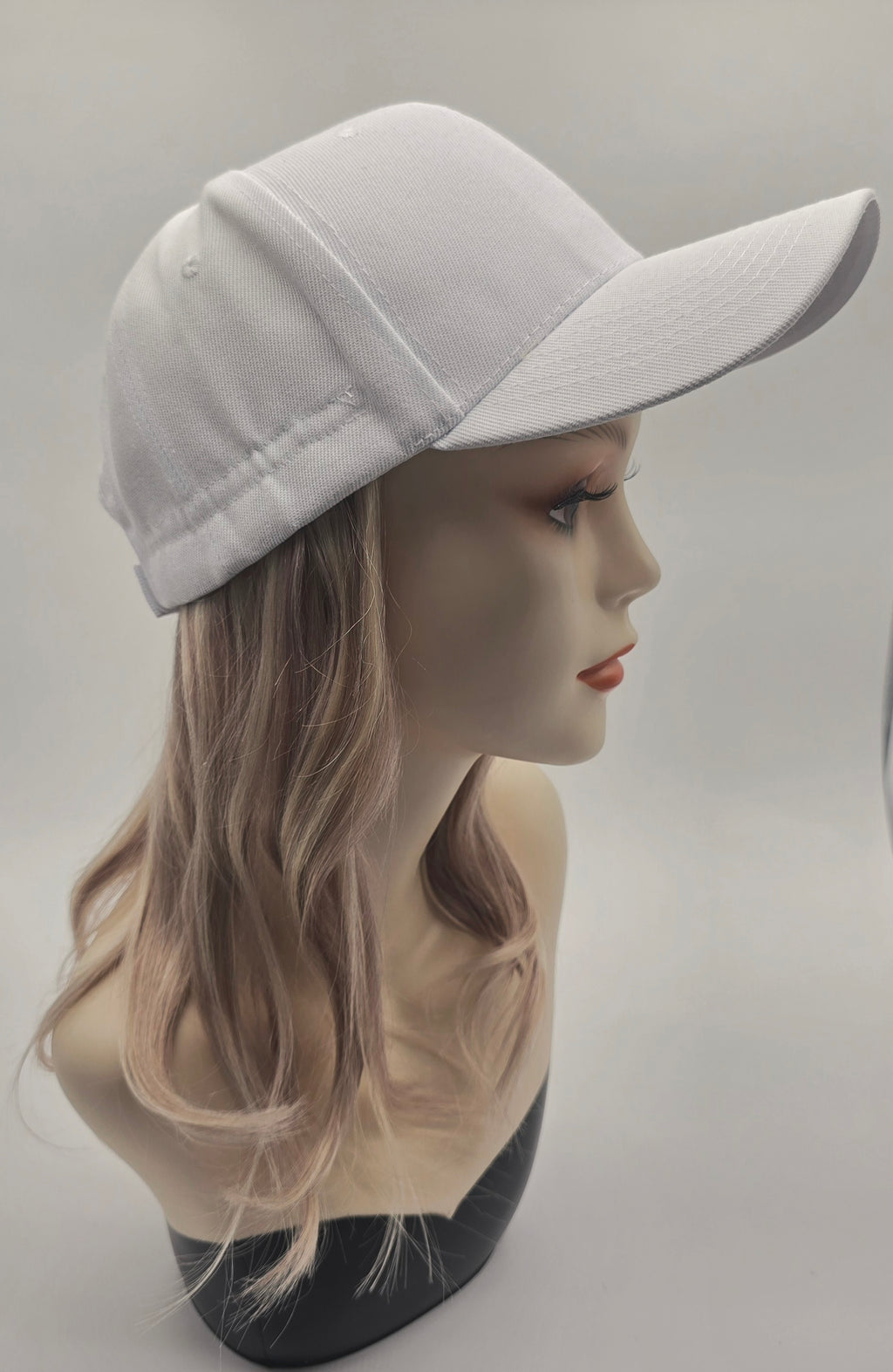 Casquette blanche et cheveux naturels blonds