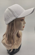 Casquette blanche et cheveux naturels blonds