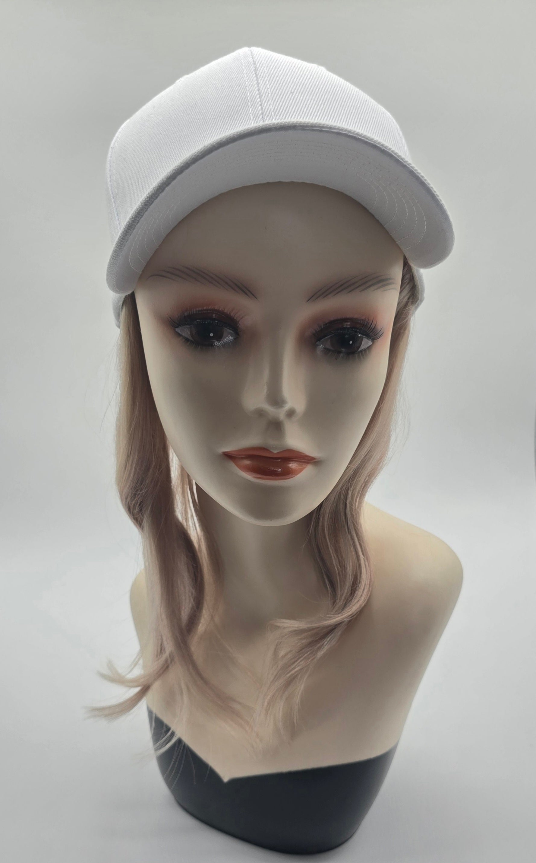 Casquette blanche et cheveux naturels blonds